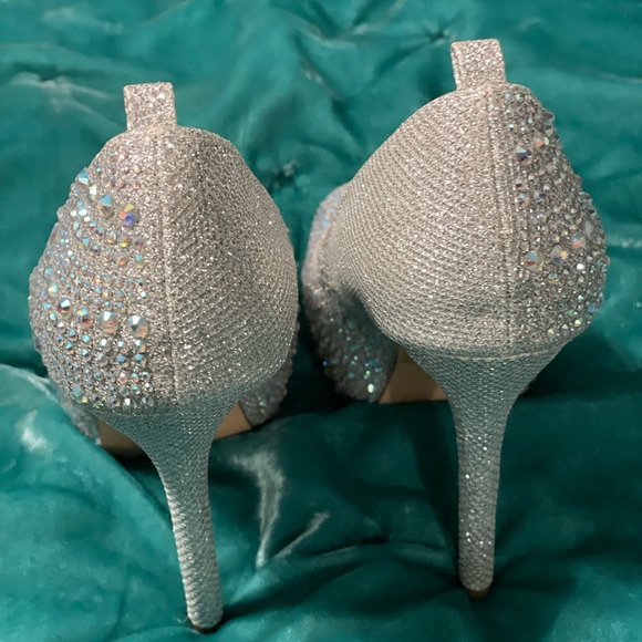 NEW Silver Heels with iridescent gems. Dream Pair size 5 1/2 - Picture 4 of 11